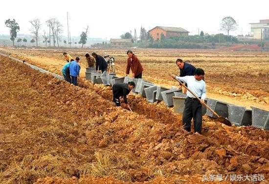 农村大队可以收回分给农民的土地吗?在什么情