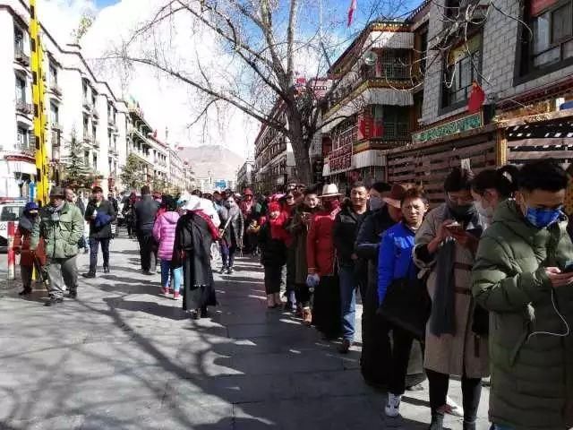 大年初三,各族群众欢度新年,拉萨一片祥和