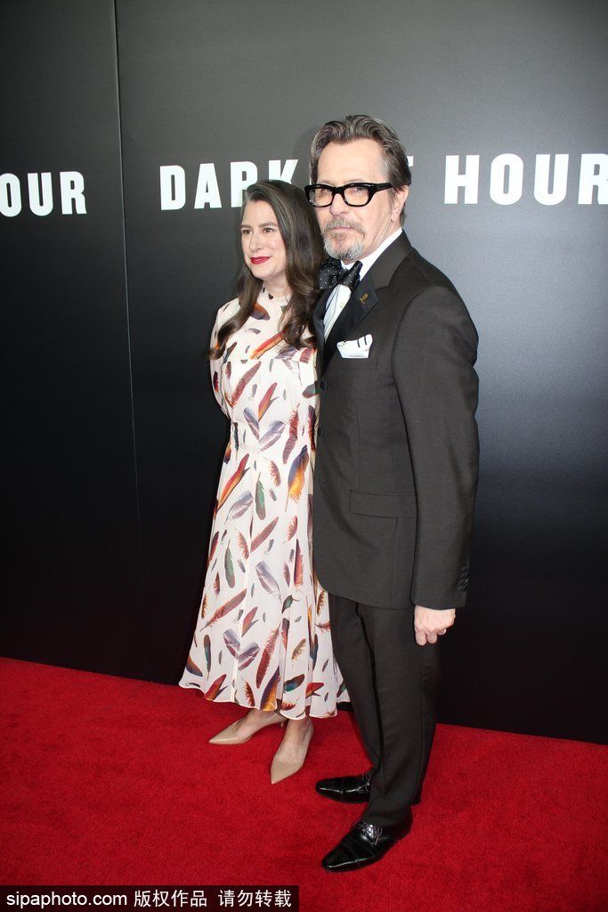 组图:《至暗时刻》首映 加里奥德曼与妻子恩爱