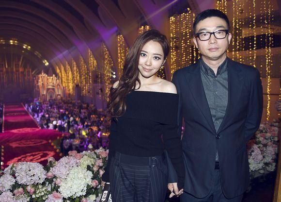 张靓颖发了1条微博,疑似坐实之前与冯轲离婚的传闻