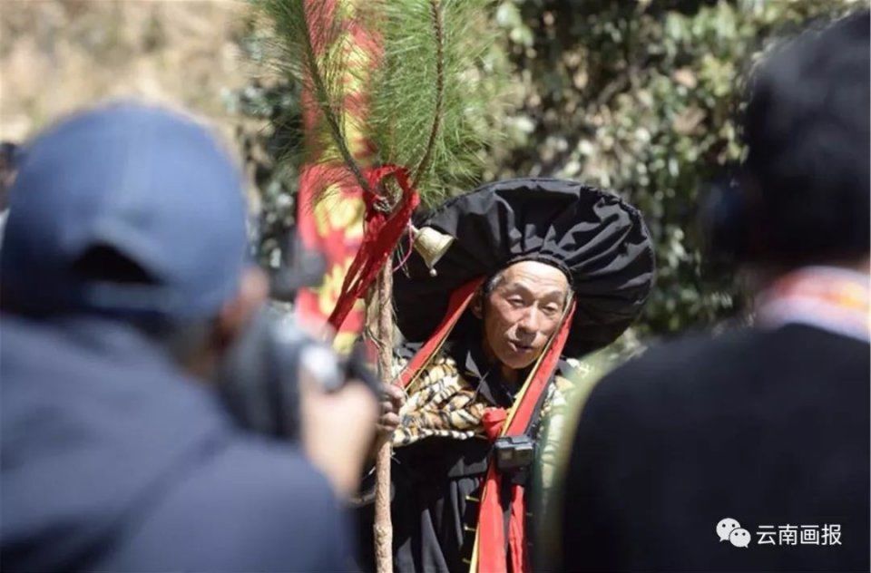 数万人在正月十五涌入永仁深山 见到了摄人心魄的一幕