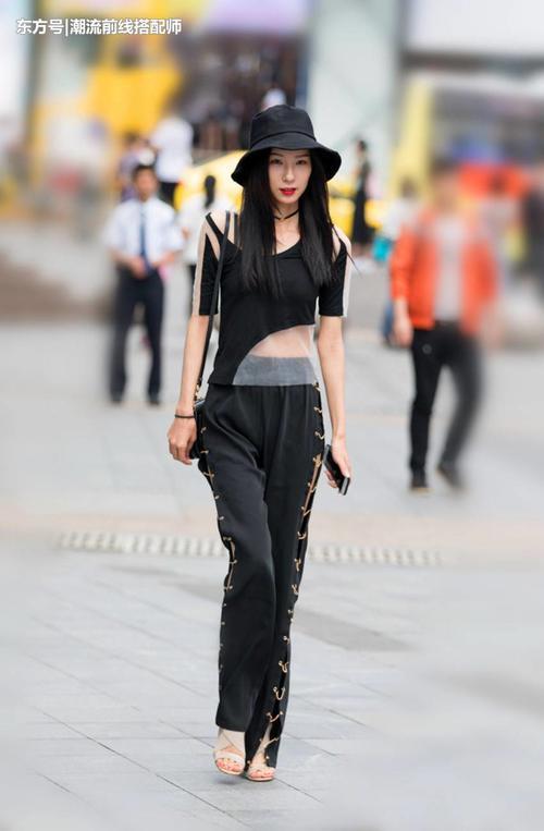 街拍:图1时尚美女,裙子配白丝袜,图2时髦美女,