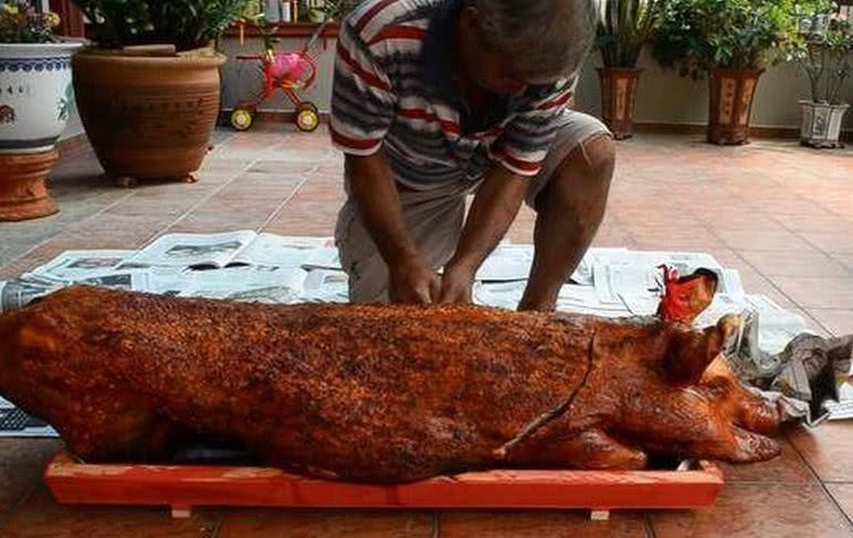 跟朋友去泰国旅游,花500元买了一只烤猪,切开