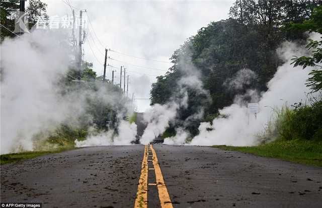 夏威夷火山大爆发 熔岩溅射铺\＂火光地毯\＂