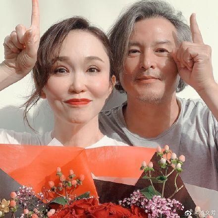 庆结婚11周年 范文芳与老公甜蜜亲吻秀恩爱