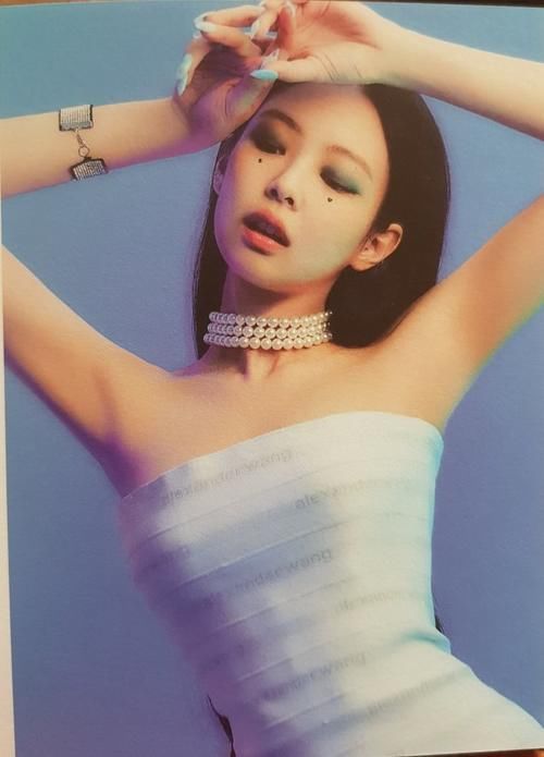 粉墨新专辑内页曝光，金智妮飒，朴彩英身材绝，看到Lisa，故意掀开裙子
