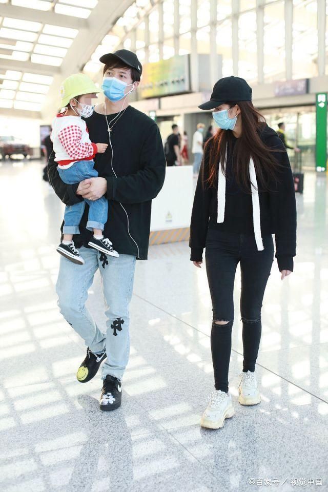 付辛博、颖儿牵女儿亮相机场 2岁小月亮正面照曝光软萌可爱