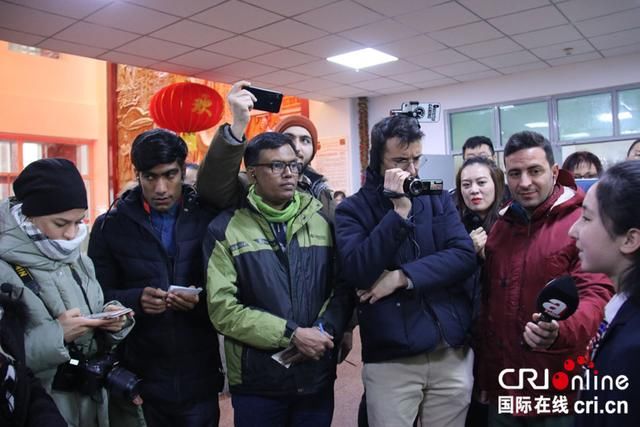 丝路名人中国行外媒了解新疆少数民族教育 对
