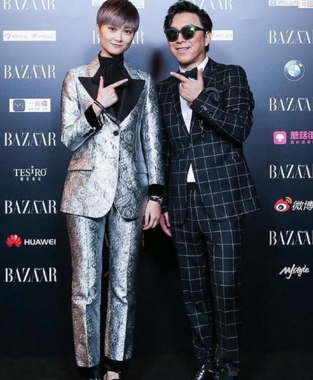 李宇春穿着黑色丝袜脚踩高跟鞋,网友:这腿秒杀