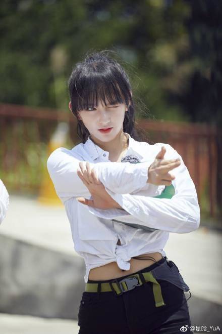 程潇周洁琼共同做这个动作,一个英气逼人,一个