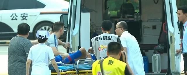 突发!中超赛场出现揪心一幕 外援重伤被救护车送往医院! 金百利国际