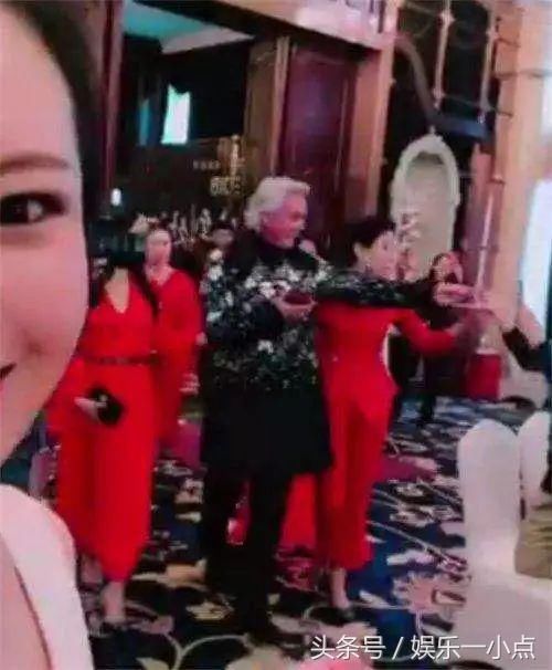 羡慕微商教母张庭的年会盛况,只是桌上放的两