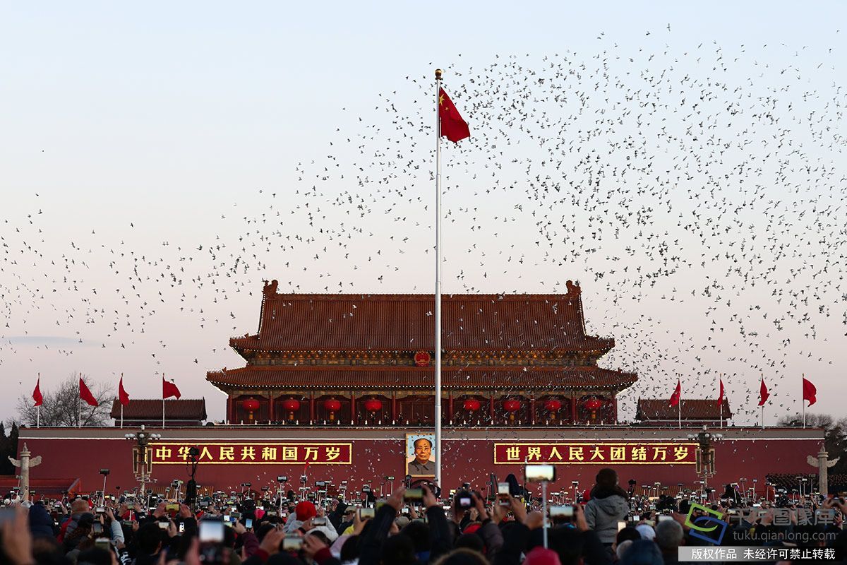 数万群众观看2018年第一次升旗仪式