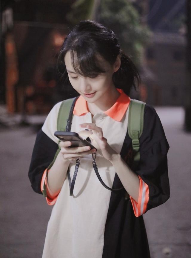 郑爽恋爱后越活越少女,穿连衣裙帆布鞋下班,背