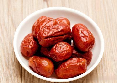 高血压患者吃红枣时,需要配齐以下几点,尤其