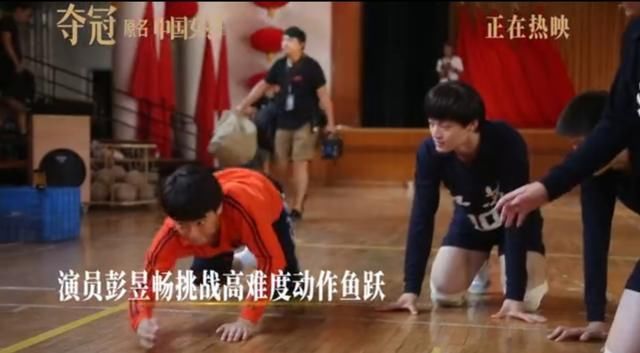 女排姑娘称演戏太难，演员心疼他们训练苦，夺冠角色互换初体验
