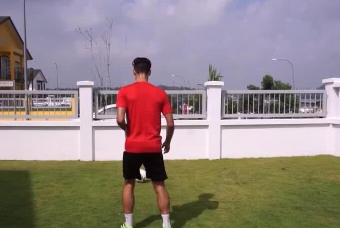 足球运动小伙,每天1000次跳绳,一个月后,小腿移