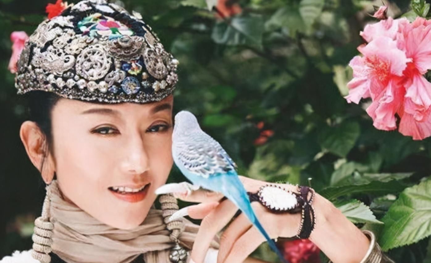她为舞蹈不吃米饭不生孩子，指甲护理一年18万！62岁活成这样