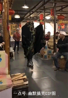 搞笑GIF 这招厉害了，空手变铁锤!