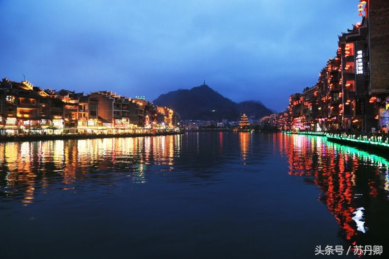 凤凰古城又出收费舆论，比起免门票的千年小镇，它迟早玩完自己