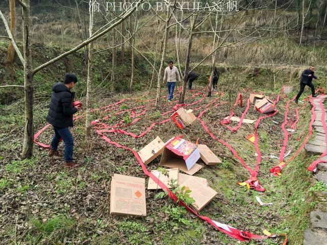 重庆农村一位大爷的八十大寿坝坝宴，四方乡邻做八层蛋糕相贺