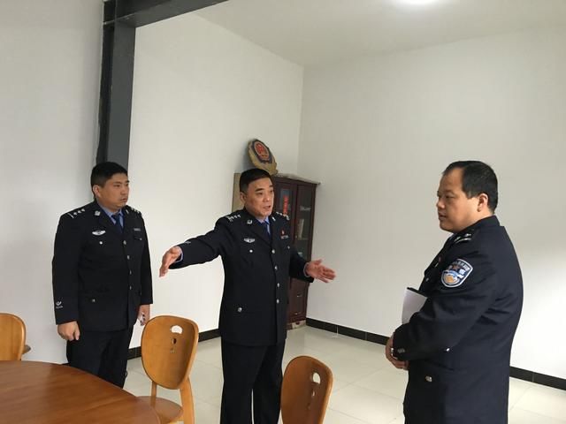 合阳县公安局长杨聪杰冒雨深入甘井 派出所督