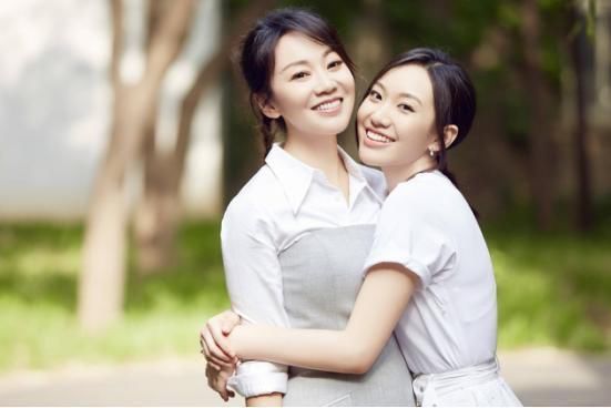 闫妮晒与女儿最新写真照,性感俩共用一张脸!小海滩母女4女主角图片