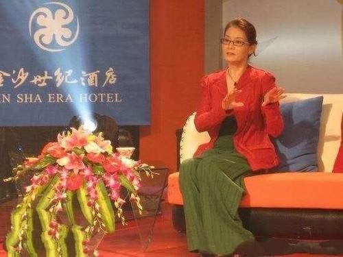 姜还是老的辣！潘虹穿旧衣服，绿裤子配红西装，65岁依旧单身