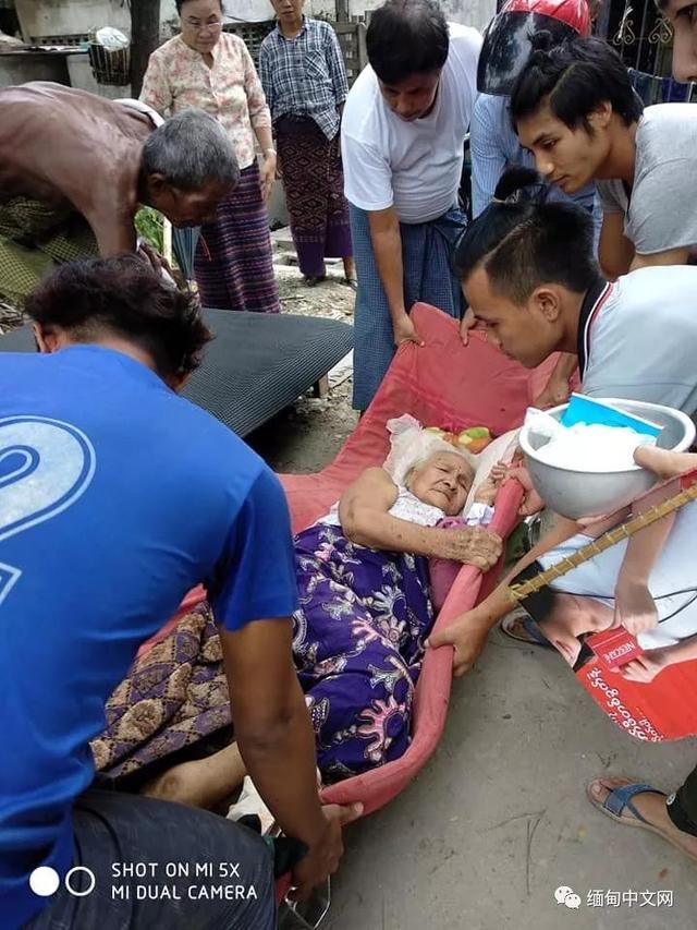 良心何在?瓦城不孝子狠心将84岁老母弃在路边