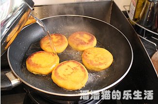 苦苣香菇玉米面贴饼子