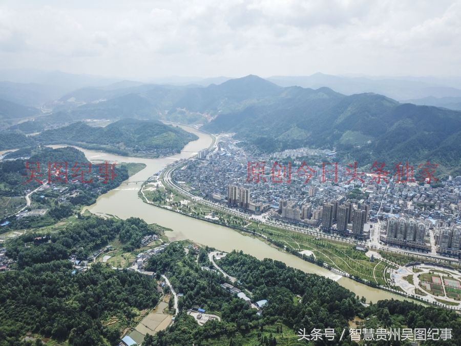 航拍发展中的贵州榕江县城，江水环绕如金盆玉水