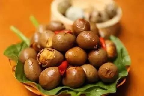 辣条,凤爪,山楂片英语怎么说?来看老外试吃中