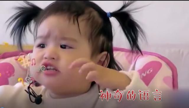 都说饺子可爱，有谁注意她穿短裙的坐姿？包文婧放弃事业值了