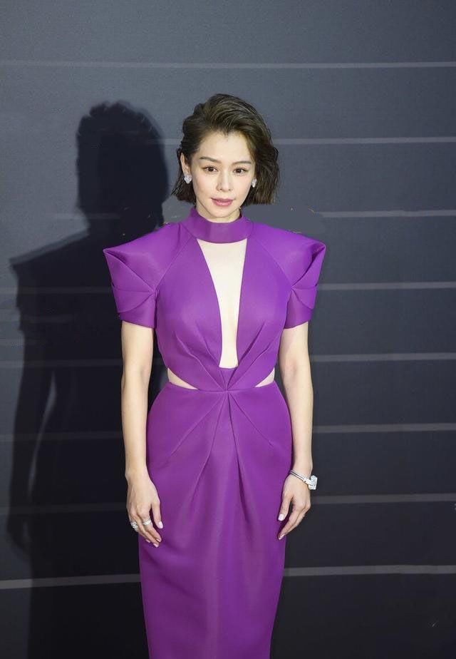 45岁徐若瑄真敢穿，一袭紫色礼服裙摩登又前卫，宛如未来女战士