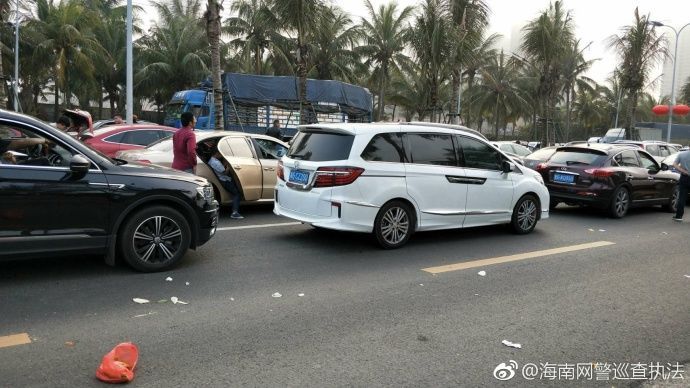 上万车辆滞留海口:乱鸣喇叭扰民 垃圾满天飞