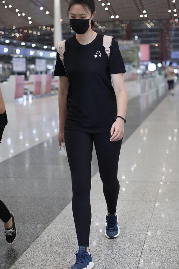 惠若琪穿打底裤现身,看完她的腿后惊住了,网友