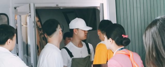 大连云起雷鸣专场,张云雷穿背带裤露甜笑,杨九郎纯色T放飞自我 nba买球网站官网