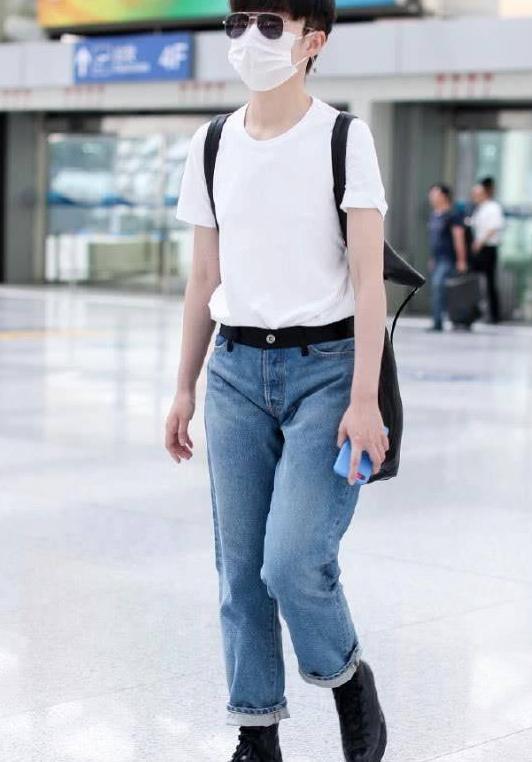 曾轶可咋想的?裤子烂成这样还穿来走机场,网友