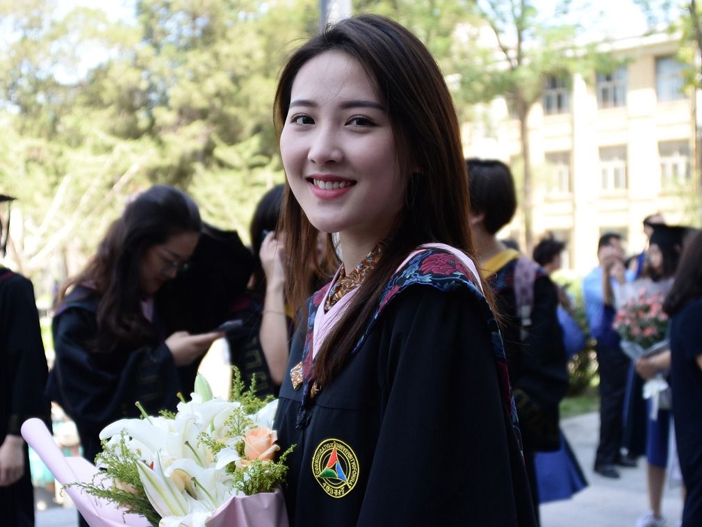 中国传媒大学2018毕业典礼 高颜值美女扎堆卖