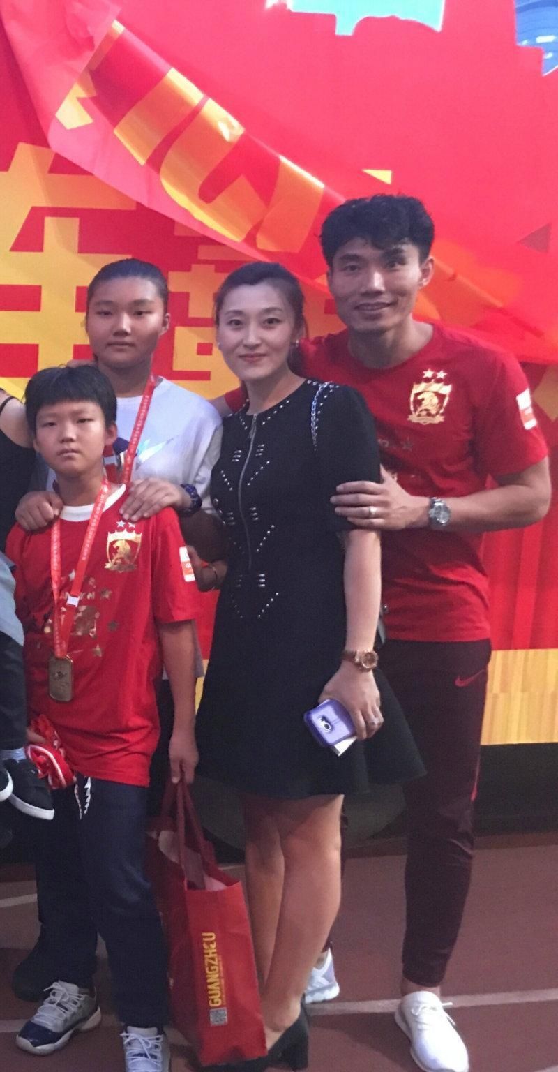恒大队长郑智儿子与郜林女儿手牵手!球迷:赶紧