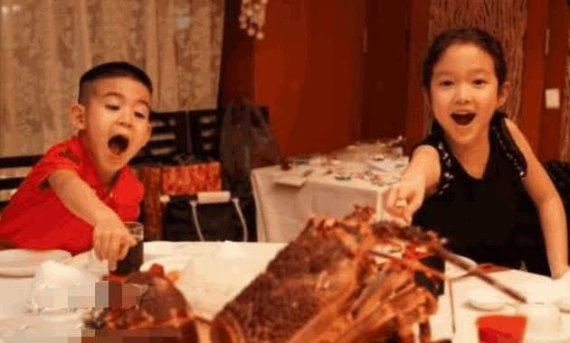 水均益在央视男主播中是公认的扛把子,不仅长相俊朗大气,能力也是卓群,外语能力更是厉害。早年间他主持的《高端访问》吸引了全国人的目光,大家都被这个既有样貌又有才能的男主持吸引了。但从2015年以后他就很少出现了,这让大家对他也是充满了好奇心。