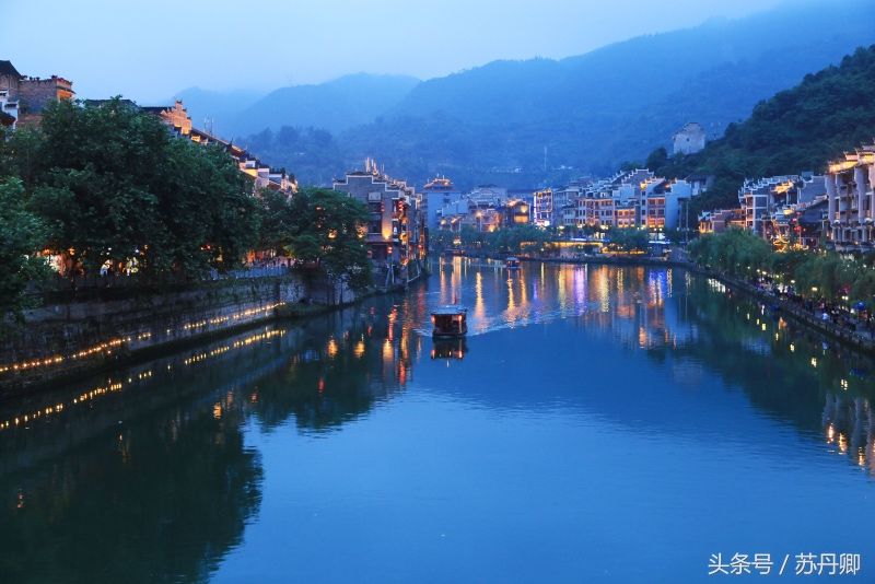 凤凰古城又出收费舆论，比起免门票的千年小镇，它迟早玩完自己