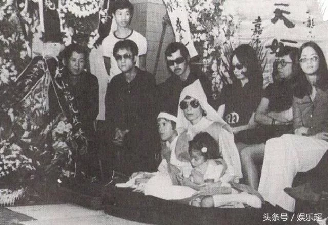 直击李小龙葬礼,妻子披麻戴孝不知其死因,儿子多年后也被射杀! - ljj_1951 - ljj_1951的博客 直击李小龙葬礼,妻子披麻戴孝不知其死因,儿子多年后也被射杀! - ljj_1951 - ljj_1951的博客