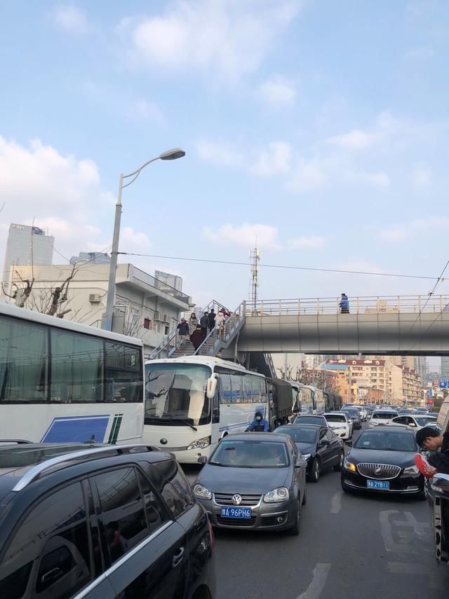 上海城隍庙春节人从众 绕三圈车位也难求 武警站队维护秩序