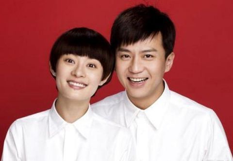 明星结婚证件照,穿上白色情侣装的他们看起来