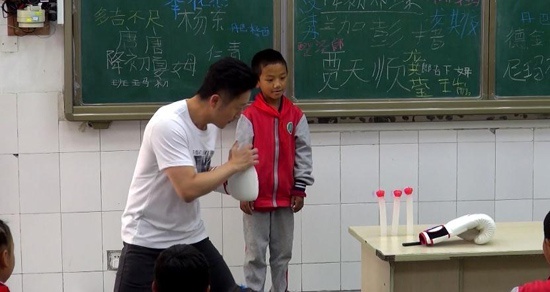 《同一堂课》邹市明回顾经历 演示拳风熄蜡