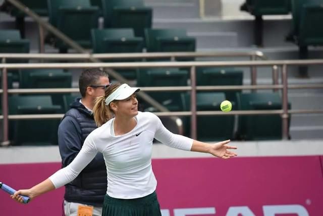 网球女神终于亮相天津了!啥叫大牌球员,看莎娃