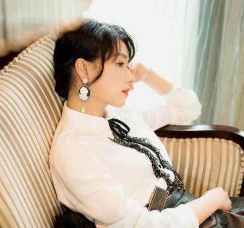 她曾7次拒绝导演的追求被雪藏，搭档胡歌再次走红，如今穿皮短裙美炸了！
