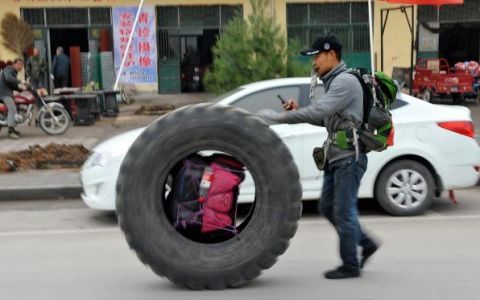 男子滚个大轮胎,从天水滚到北京,称自己不为赚