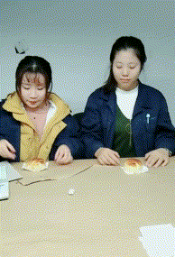 搞笑GIF:妈妈已经知道你藏钱的地方了,你下次换个地方吧! 搞笑GIF:妈妈已经知道你藏钱的地方了,你下次换个地方吧!